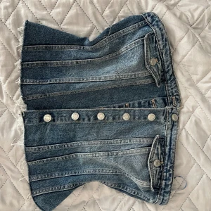 Zara jeans topp  - Storlek L sitter tajt men har ändå stretch 💕 säljs pågrund av att jag inte har användning för den men annars fungerar den perfekt som fest/tjejmiddag topp ❣️❣️