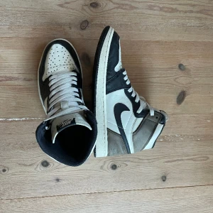 Jordan 1 High Mocha - Hej! Säljer nu dessa då de inte kommer till användning längre. De är äkta och kvitto kommer med! Ingen låda till därav priset. Skicket är 8/10, inte mycket tecken på användning mer än lite starloss och lite crease, priset är aldrig satt i sten! 