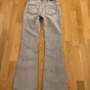 Gråa jeans från Gina Tricot - Färg: Grå Stolek: 158