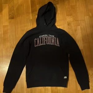 Hoodie - Mörkblå hoodie stl S från Jack and Jones. 