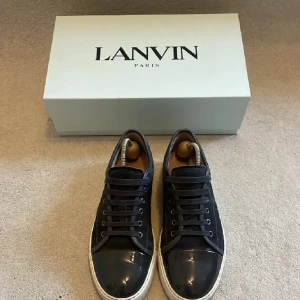 Lanvin skor - Säljer ett par sjukt snygga lanvin DBB1 skor, skorna är i den sällsynta färgen elephant grey! Box - 2 dustbags - 2 par helt nya snören! Hör av er vid minsta fundering 