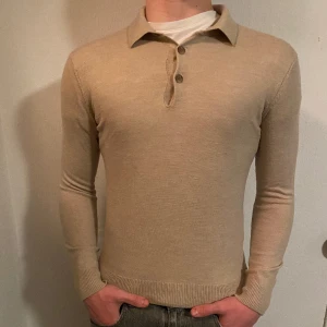 Rugbytröja merinoull  - Sjukt snygg Rugbytröja i merinoull storlek M men passar även S. Bra skick 8,5/10. Är 184 och väger 74 på bilden hör gärna av er vid fler frågor😁