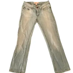 Supersnygga lågmidjade jeans med detaljer på fickorna! Knappen på ena bakfickan saknas, i övrigt i bra skick.                                   -Midjemått: 35 cm              -Innerbenslängd: 66 cm                  -Fotvidd: 18 cm