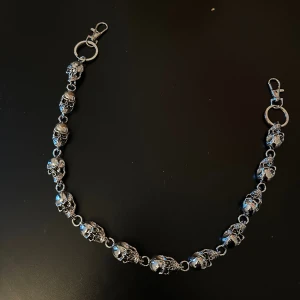 Skull wallet chain - Skitclean kedja för jeans elr plånbok. Dödskallar i bra kvalitet. Längd ca 55 som på bilden. Legerat stål
