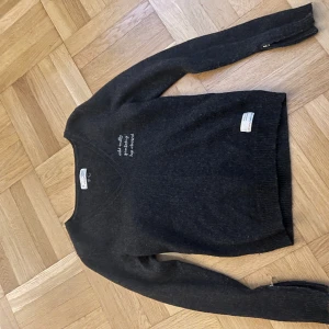 Odd Molly tröja - Säljer min mörkgråa Odd molly tröja då den inte kommer till använding. Tröjan passar folk som har stolen XS eller S