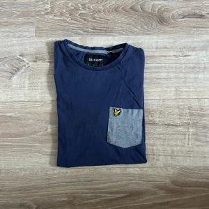 Lyle & scott T-shirt  - En snygg T-shirt som passar till det mesta. Nypriset på t-shirten ligger på omkring 500kr och säljs nu för endast 119kr. Hör av er vid ytterligare frågor annars fritt fram att använda ” köp nu”.