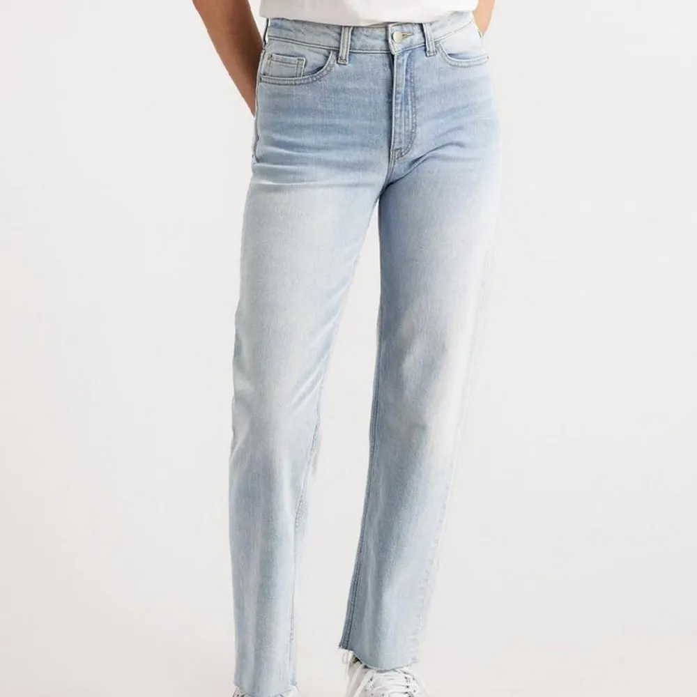 Jättefina jeans från lindex i modellen Nea normalhög midja  raka och croppade ben Knappt använda, orginalpris 399 kr Storlek 38 💙. Jeans & Byxor.