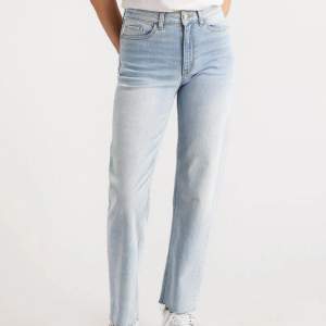 Jättefina jeans från lindex i modellen Nea normalhög midja  raka och croppade ben Knappt använda, orginalpris 399 kr Storlek 38 💙