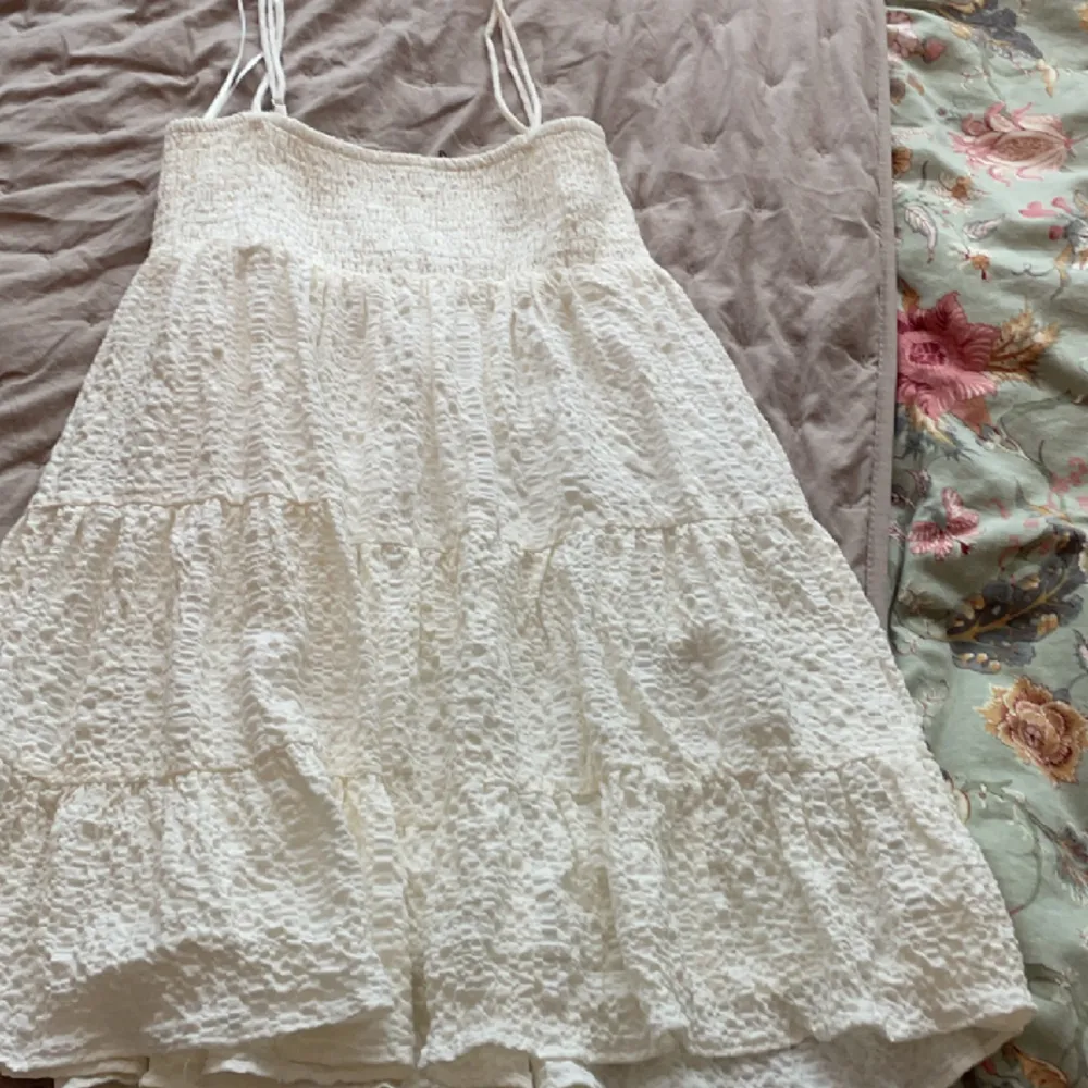 Kort klänning från zara som är perfekt till sommaren🥰 köpt på zara i förra sommaren och är i perfekt skick. Klicka inte på köp nu💕. Klänningar.