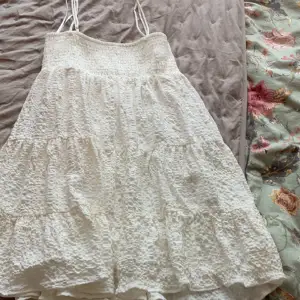 Kort klänning från zara som är perfekt till sommaren🥰 köpt på zara i förra sommaren och är i perfekt skick. Klicka inte på köp nu💕
