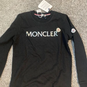 Moncler tröja - Säljer nu min helt nya tröja. Priset kan diskuteras vid snabb affär.