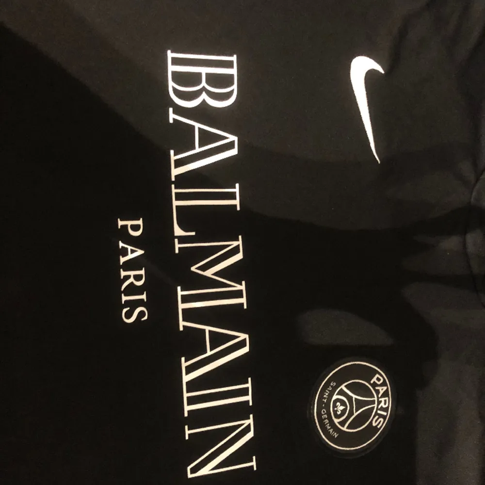 Säljer min helt nya Balmain Paris T-shirt då den satt för liten på mig! T-shirten är endast använd 1 gång.  Hör av dig vid intresse 😁👍. Hoodies.