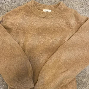 Stickad tröja - En beige/brun tröja från objekt💓