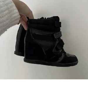 Isabella marant  - Säljer dessa Isabella marant liknande skor som jag köpt på plick men de har inte kommit till användning pga fel storlek 💕