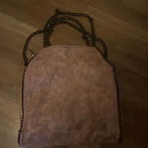 Stella mccarteney väska - Stella mc liknande  väska i nyskick ,säljes enbart p.ga att jag har fler i andra färger och inte använder alla så ofta