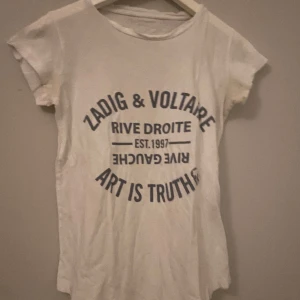 Zadig t-shirt - Super snygg Zadig t-shirt! Den är i bra skick! Storleken är S men kan passa XS till M🥰 kontakta mig vid fler frågor!🩷