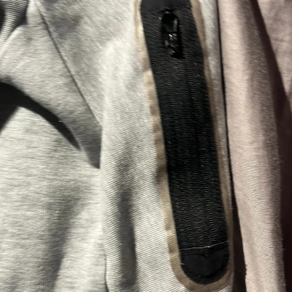 Säljer mitt gråa Nike tech Som inte jag använder mycket det är bra skick 8,5/10. Tröjor & Koftor.