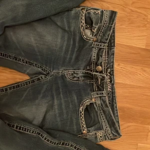 Jeans - Jätte gina low waist jeans (boutcut) med coola detaljer och bakfickor , ställ gärna frågor (jag är 171 som reperens 