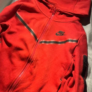 Nike tech röd  - Säljer mitt röda Nike tech  Som blivit för litet det är ganska bra skick på det 8/10