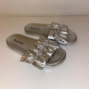 Silvriga tofflor - Söta silvriga tofflor från bershka🩶Funkar både hemma, till stranden och till en utekväll!