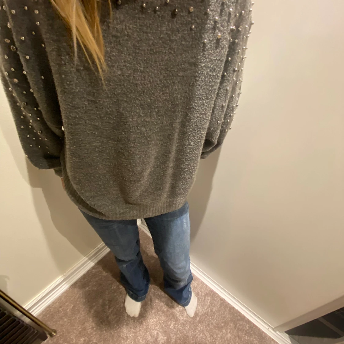 Grå stickad tröja med glitterpärlor vid axlarna🩶 - 91