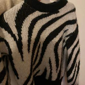 Säljer den här fina zebra mänstrade tröja från Gina Tricot använd några gånger. Men använder inte längre. Storlek Xs
