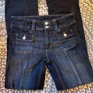 Lågmidjade jeans från hm barn som är helt slutsålda, endast använda 1 gång. 