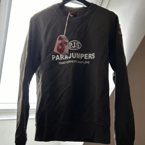 Parajumpers tröja  - Säljer äkta helt oanvänt plagg ifrån parajumper i storlek Small. Lapparna är inte avtagna. Nypris ca 1700kr. Köpt i butik på triangeln, kvitto finns. Kan sänka priset vid snabb marknad. 