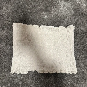 Tubtopp - Superfin vit tubtopp, oanvänd! Står varken märke/storlek i men skulle säga storlek L.