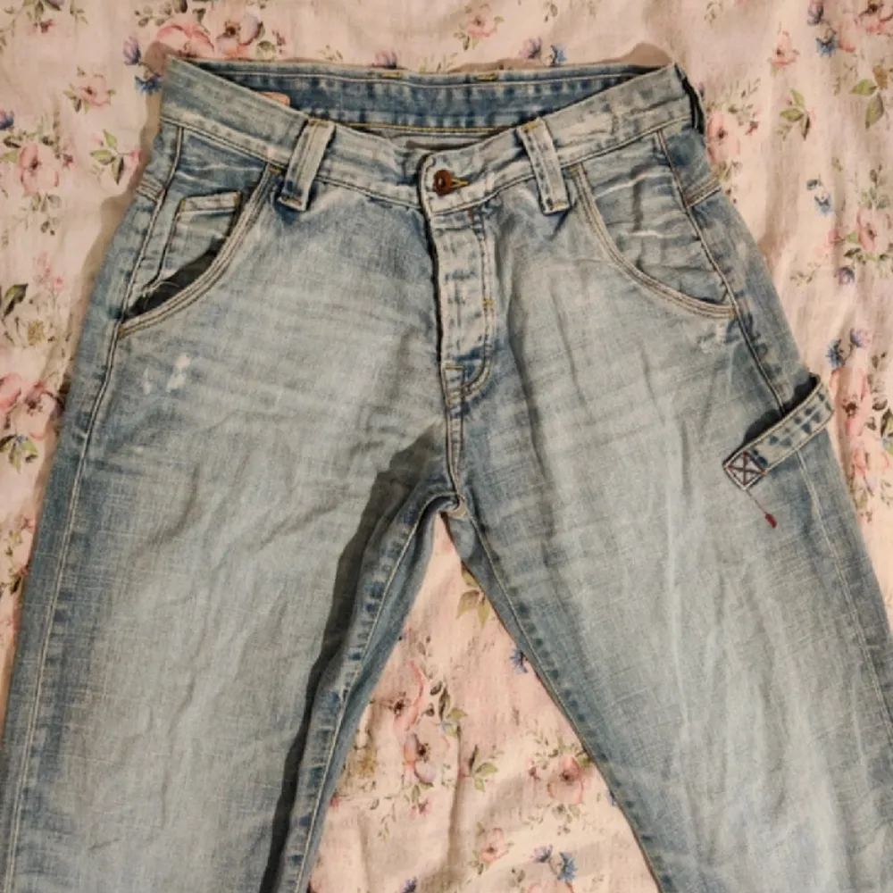 Snygga jeans i storlek M/38. Bra skick och coola detaljer. Går bra att fråga efter fler mått/bilder. . Jeans & Byxor.