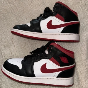 Air Jordan 1 mid red black 39 - Air Jordan 1 Mid Gym Red Black White (GS) i storlek 39. I bra skick!