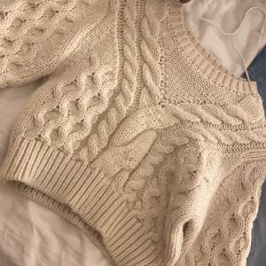 Stickad tröja från zara storlek s köptes förra vintern kanppt använd. Lite vanlij vit i färgen köpt för ungefär 400. Lite korpad.