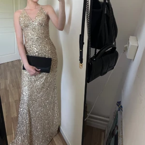 Balklänning  - Säljer min fina balklänning som jag hade på min bal sommaren 2023. Köpt i Dressroom i Gbg för 5000kr. Sista bilden är lånad, min ser ut så i ryggen! Extra paljetter tillkommer och den är i princip i nyskick pga använd en gång🥰