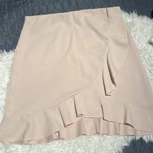 Kort beige kjol  Storlek M från NLY Kommer inte till användning längre och säljes för 50kr+fraktpris