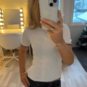 Zara t-shirt - Jätte fin slutsåld t-shirt ifrån zara med detaljer vid ärmen i storlek S men passar även XS 💗 kontakta mig för med information 
