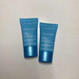 2 Stycken Clarins dagkrämer - Jag säljer 2 stycken Clarins dagkrämer. ( oöppnade). 15 ml styck. Säljer pga de inte används. Nypris 50 ml är 565. Mitt pris:  1= 65 kr                    2= 100kr