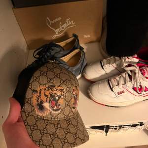 Hjälper lillebrorsan sälja sin Gucci tiger keps fint skick lite tecken på användning/äkta så klart väl Legit checkad inget og då han köpte den av en kompis/bara hör av sig vid frågor eller funderingar!!