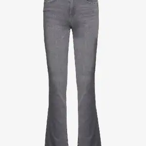 Säljer mina gråa jeans från ONLY, eftersom jag inte får användning för dem längre. Längst ner på kanten av jeansen är dem lite smått slitna, men annars i ett väldigt fint skick. Priset går alltid att diskutera!💗