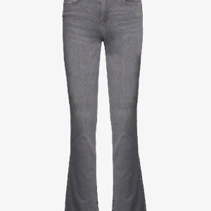 Gråa bootcut jeans från Only - Säljer mina gråa jeans från ONLY, eftersom jag inte får användning för dem längre. Längst ner på kanten av jeansen är dem lite smått slitna, men annars i ett väldigt fint skick. Priset går alltid att diskutera!💗