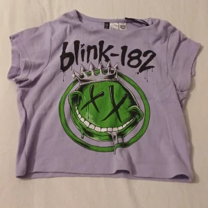 Lila Magtröja - Lila magtröja med Tryckt bild på. Är i jättebra skick. Fick den som födelsedagspresent för några dagar sedan men den är ej i min storlek. Den har aldrig använts. Köptes för 300kr men säljs för 80kr. Skön material.