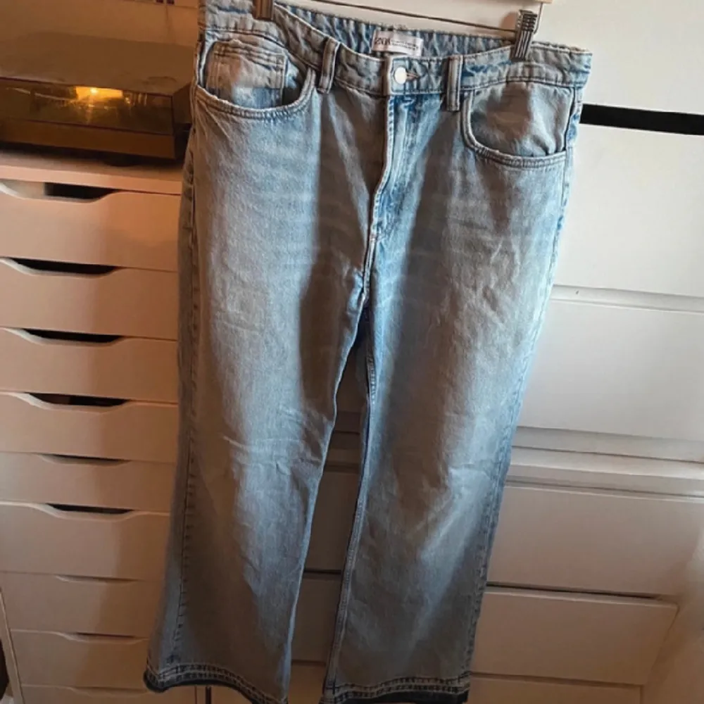 Vida raka mid rise jeans med snygg detalj nere vid fållen 🤍 använda fåtal gånger o fint skick. Jag är 171 cm lång. . Jeans & Byxor.