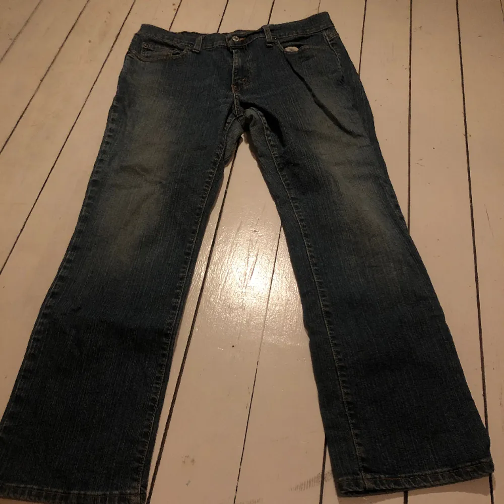 Dessa jeans har ett coolt mönster och är i en petite, straight leg model och är perfekta för varje dag! Säljer eftersom de tyvärr inte kommit till användning då de är lite för korta för mig! (164 cm) . Jeans & Byxor.