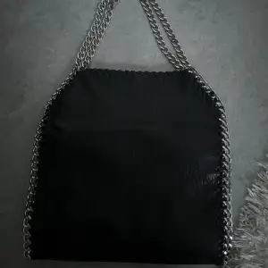 Säljer min andra väska från märket ”Tiamo”, nästan som ny, inga skador!✨