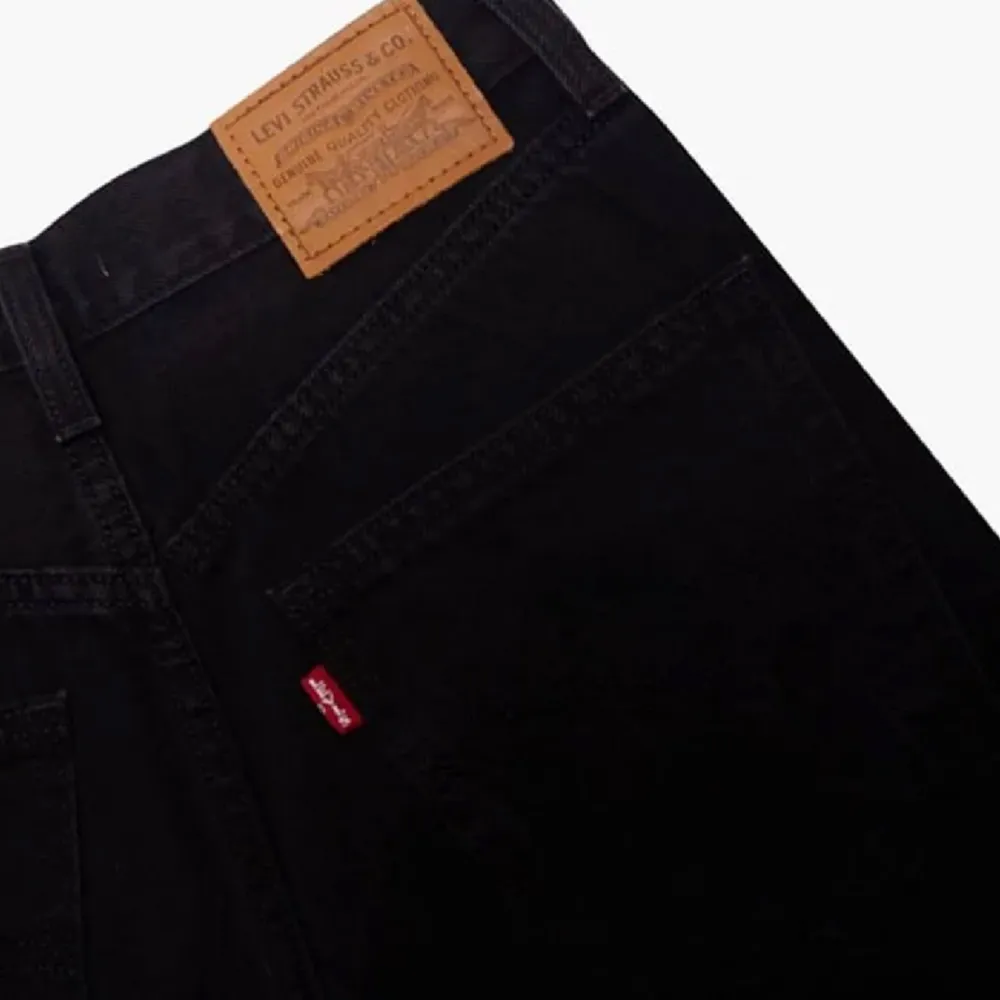 Köpte ett par svarta Levis jeans för ett tag sen men dem har inte kommit till andväning mer än 2 gånger. Köptes för filmpriset när de inte var rea så alltså 1500 dem är i ny skick och priset kan diskuteras💗 Hör gärna av er vid frågor/intresse💗 . Jeans & Byxor.