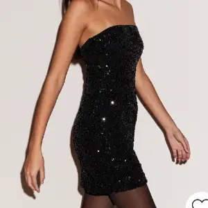 Säljer denna jätte fina svarta glitter klänningen ifrån Nelly. Använd en gång. Storlek Xs❤️ Köparen står för frakten