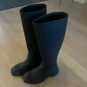 Zara stövlar - Säljer ett par svarta stövlar ifrån Zara i storlek 38. Använda max två gånger och är därför som nya.