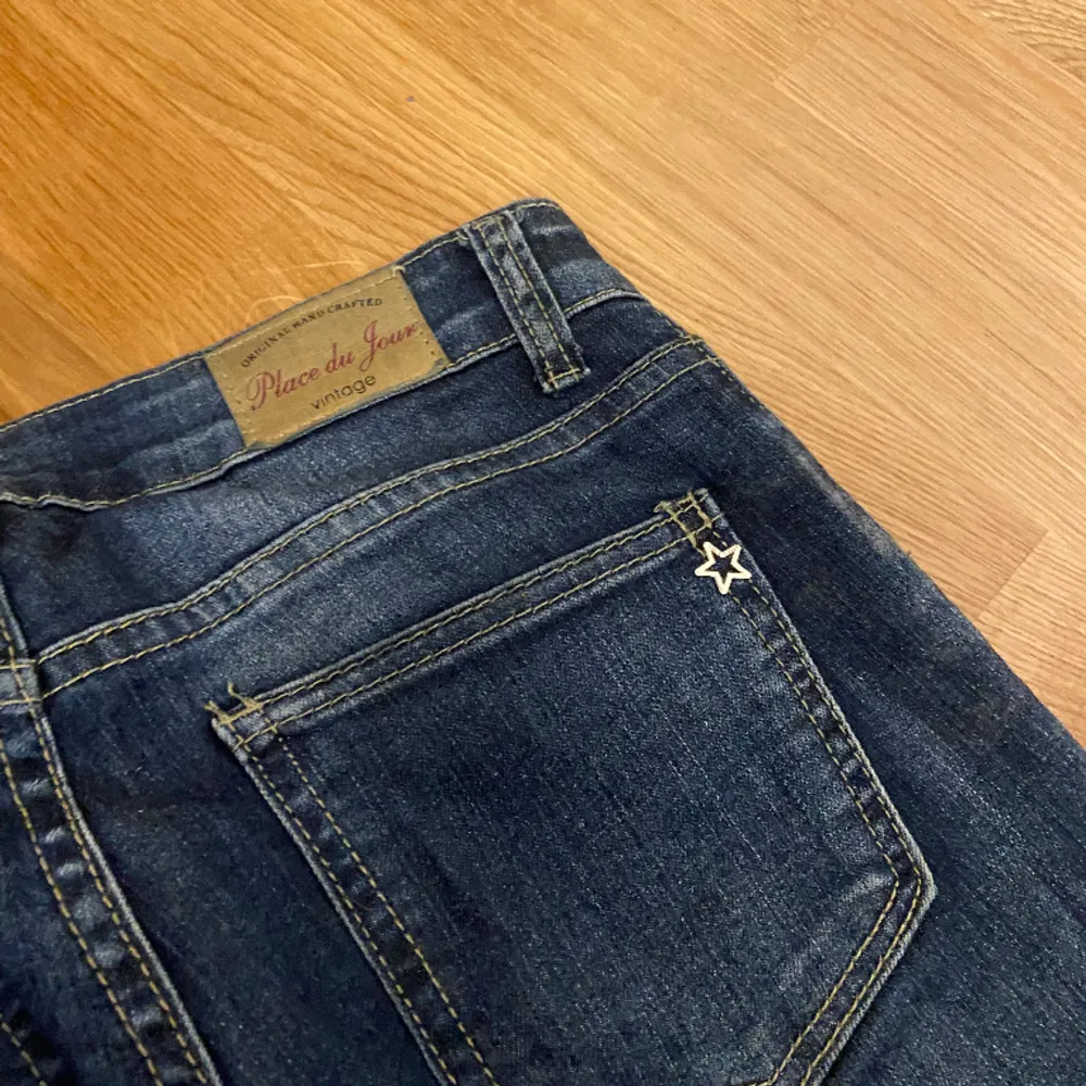Säljer dessa vintage jeans då de blivit försmå skicket är bra och priser kan diskuteras❣️ mått kan skrivas privat och hör av er vid frågor mm❣️ Nypris 800. Jeans & Byxor.