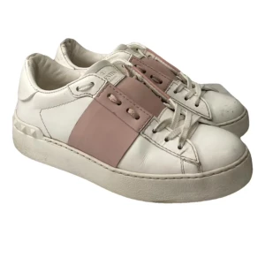 Valentino skor  - Säljer dessa snygga valentino skor då dom inte kommer till användning. Bra sick. Dom är äkta. Köpta direkt från Valentinos hemsida. 