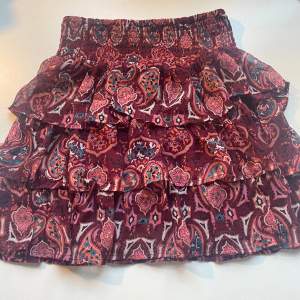 Säljer min ny köpta volang kjol från Lindex, den passar perfekt på mig som är 163 cm även fast det är barnstorlek.❤️(Passar som en XS/S båda funkar)