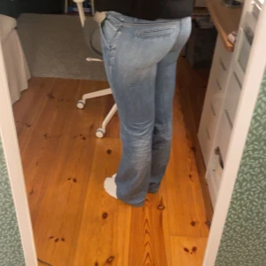 Low waist jeans  - Använda fåtal gången men fortfarande i felfritt skick. Supersnygga och är perfekt i längden på mig som är runt 165 cm lång, priset kan diskuteras 